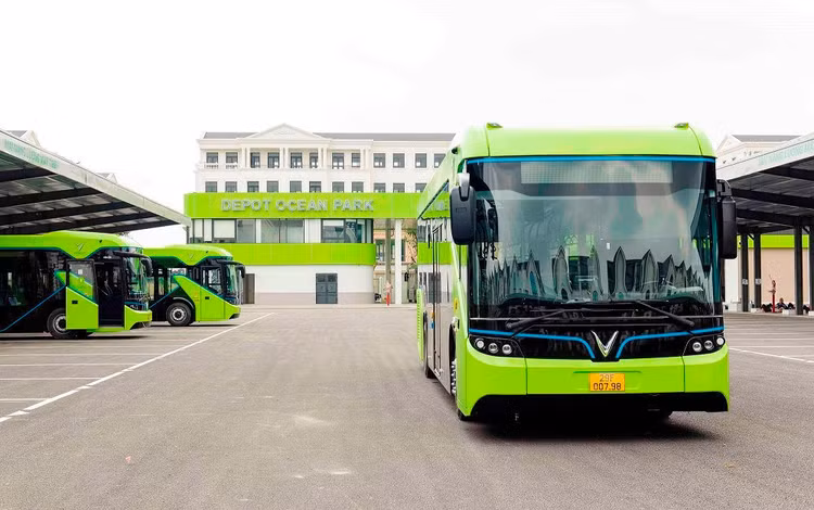 Xe buýt điện của VinBus chính thức lăn bánh.