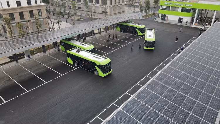 Phần mái được trang bị các tấm pin năng lượng mặt trời, đảm bảo cung cấp năng lượng cho hoạt động của Depot.