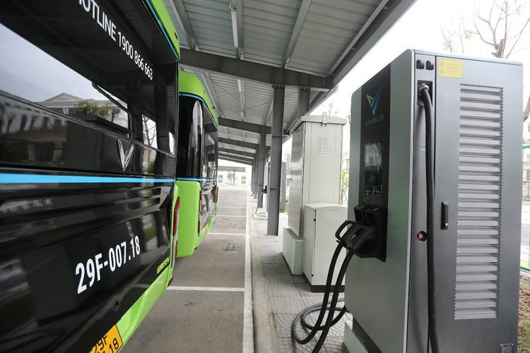 Trạm sạc nhanh công suất lớn giúp xe sạc đầy chỉ trong 2 tiếng.