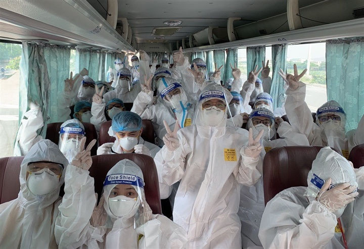 sinh vien chong dich anh 1