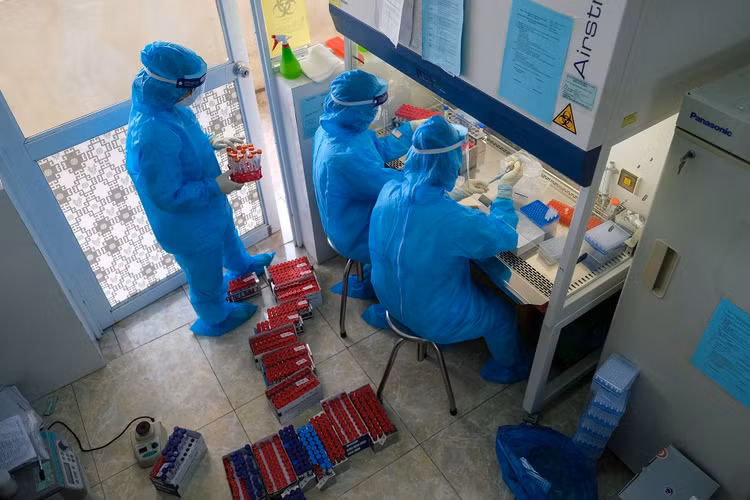 Da den luc thay doi chinh sach chong dich anh 3