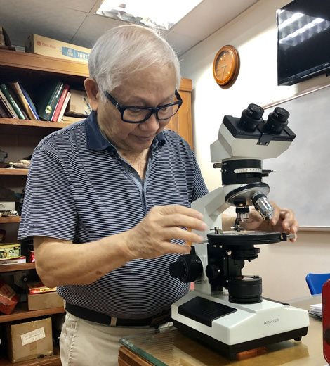 GS.TSKH Phan Trường Thị tại Viện Đá quý, Vàng và Trang sức Việt.