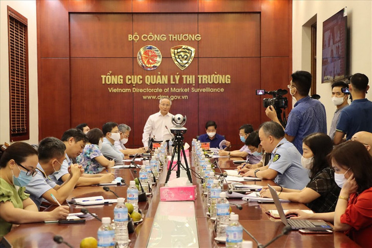 Cuộc họp trực tuyến giữa hai bộ nhằm tìm giải pháp bình ổn giá cả phân bón. Ảnh: HH