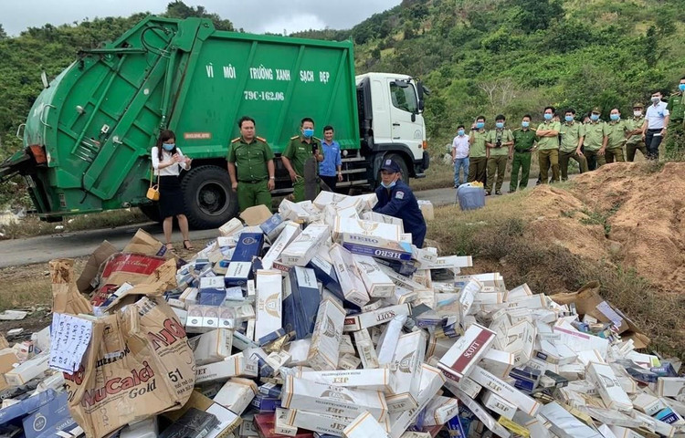 Tiêu hủy thuốc lá ngoại nhập lậu. (Ảnh minh họa. Nguồn: TTXVN phát)