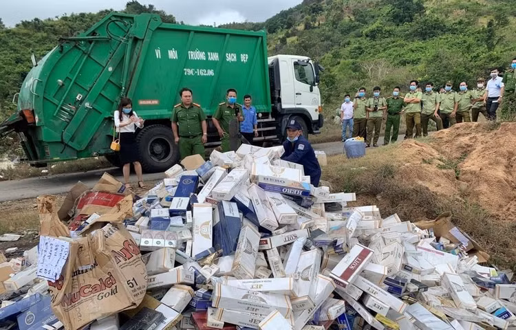 Tiêu hủy thuốc lá ngoại nhập lậu. (Ảnh minh họa. Nguồn: TTXVN phát)
