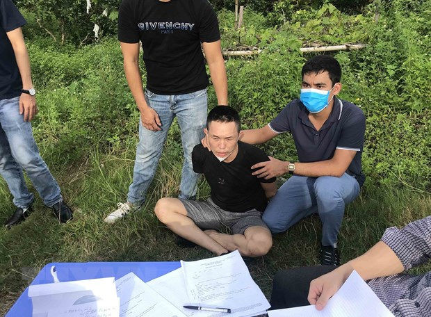 Canh sat dau sung voi doi tuong buon ma tuy bi truy na dac biet hinh anh 1