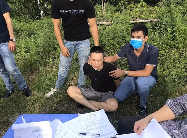 Canh sat dau sung voi doi tuong buon ma tuy bi truy na dac biet hinh anh 1