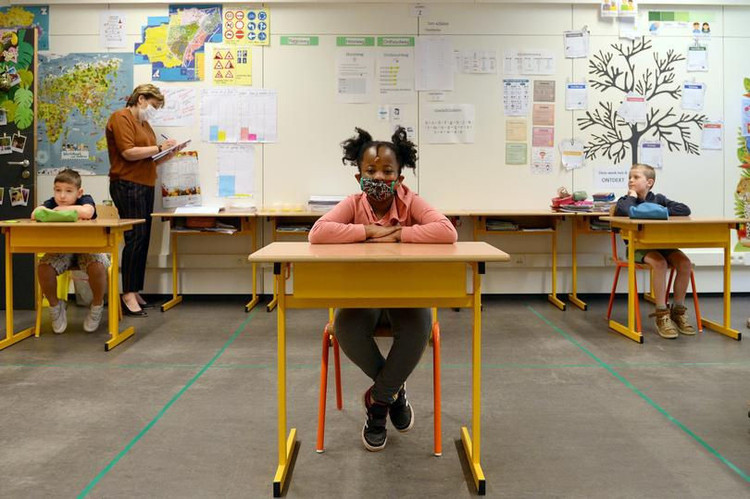 hoc sinh den truong trong mua dich anh 4