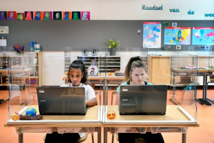 hoc sinh den truong trong mua dich anh 1