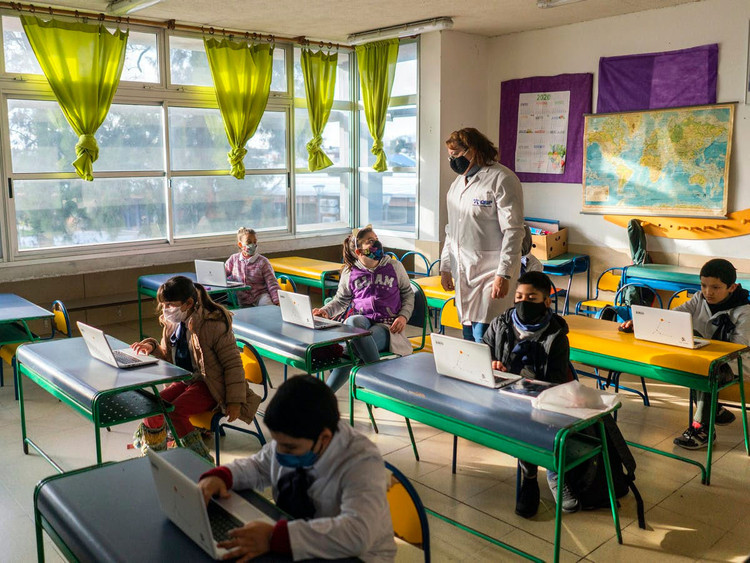 hoc sinh den truong trong mua dich anh 6