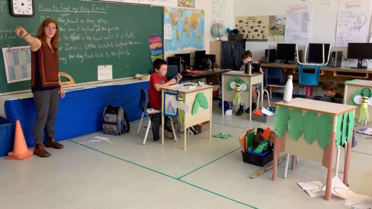 hoc sinh den truong trong mua dich anh 8