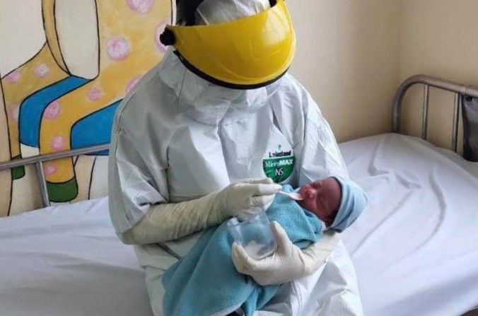 Con trai san phu mac Covid-19 am tinh voi SARS-CoV-2 hinh anh