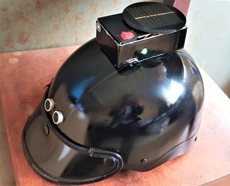 Nam sinh cho ra lò thiết bị hỗ trợ người khiếm thị từ vật dụng bỏ đi - 2