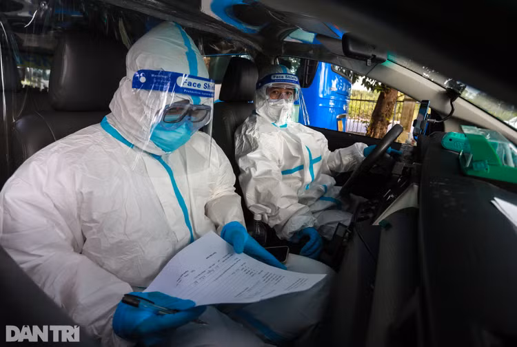 Biệt đội taxi chạy đua với tử thần Covid-19, giành lại sự sống cho các F0 - 1