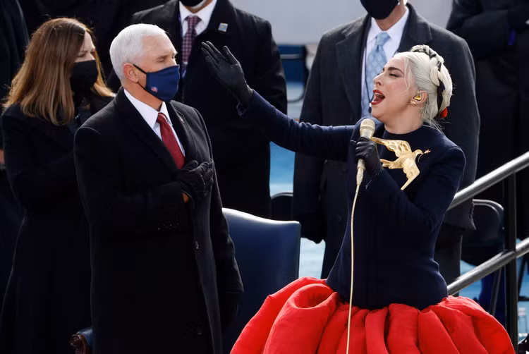 Biden nham chuc anh 2