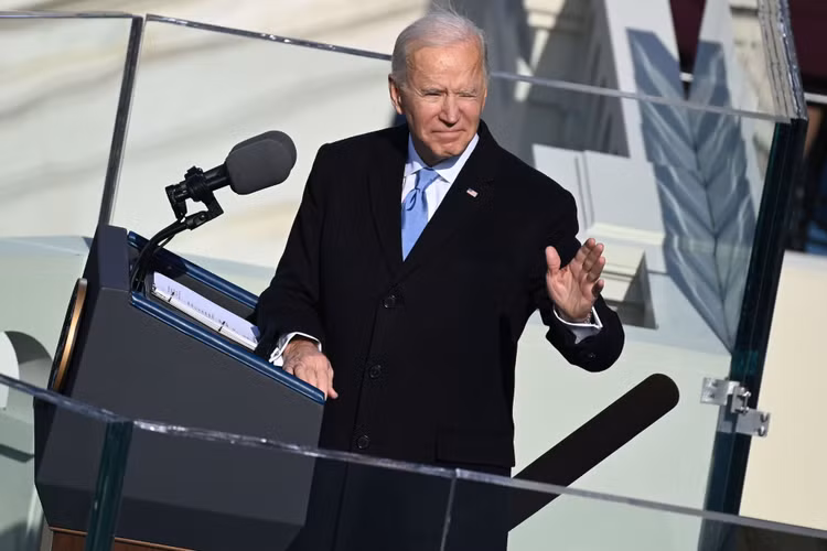 Biden nham chuc anh 7