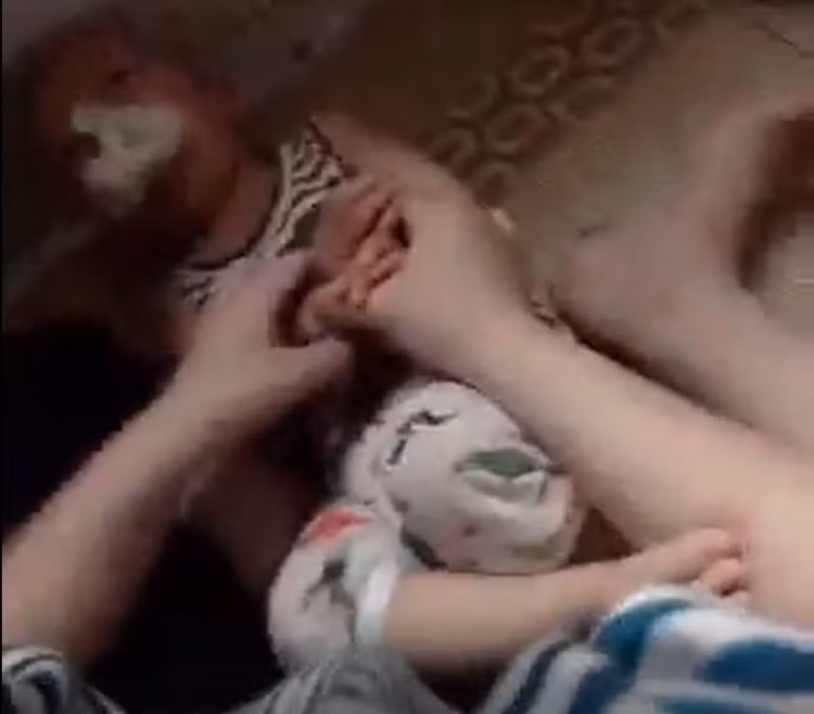 nhet gie vao mom tre anh 1