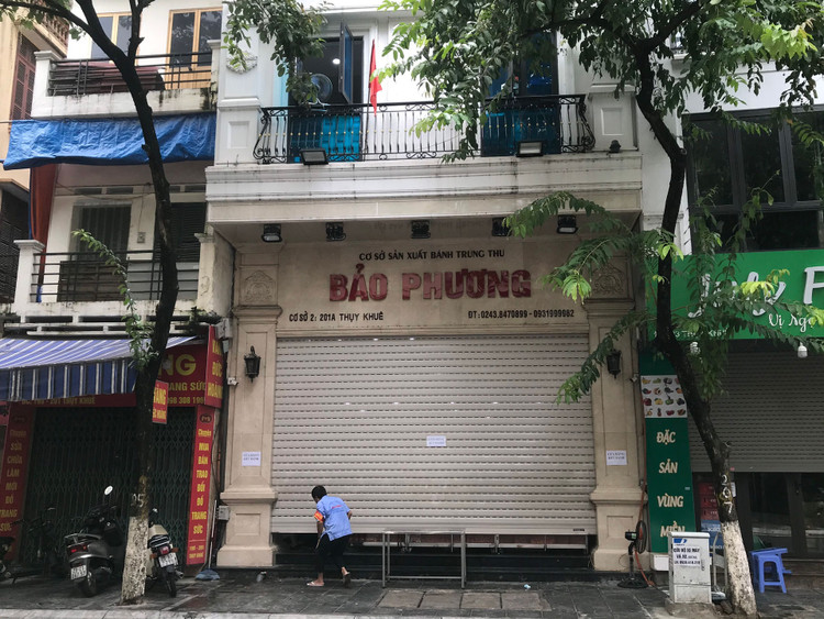 Tiem banh Trung thu Bao Phuong bi dong cua vi khach chen lan xep hang anh 1