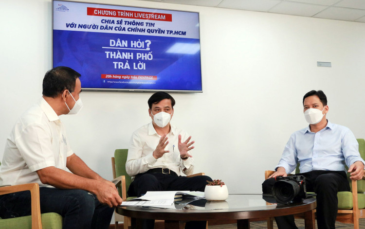 Ông Lê Hòa Bình (giữa) trong chương trình livestream tối 13/9. Ảnh: Thu Hằng.