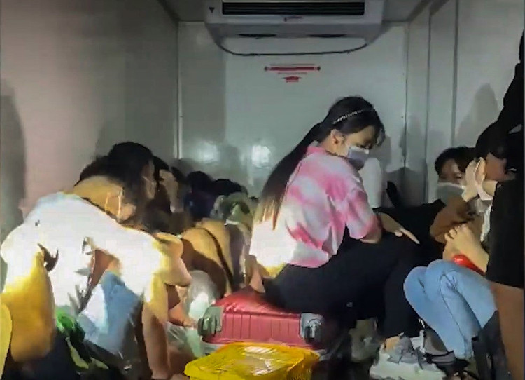 giau nguo trong thung xe lanh qua chot anh 1