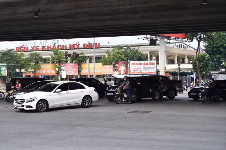 giao thong Ha Noi dong duc ngay dau tuan anh 10