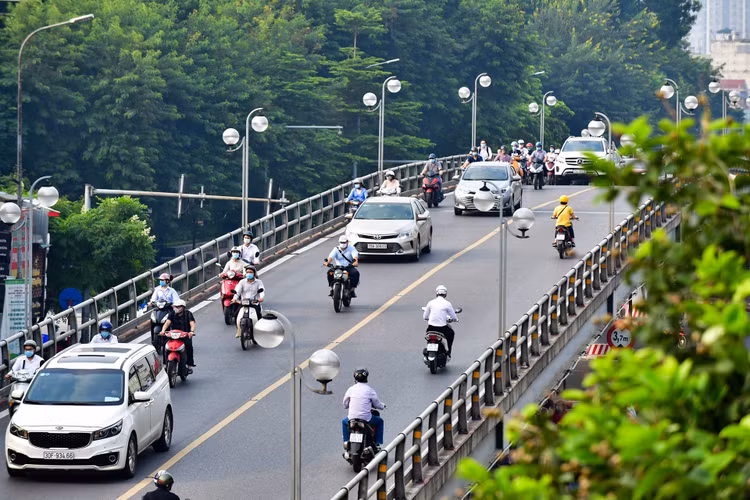 giao thong Ha Noi dong duc ngay dau tuan anh 13