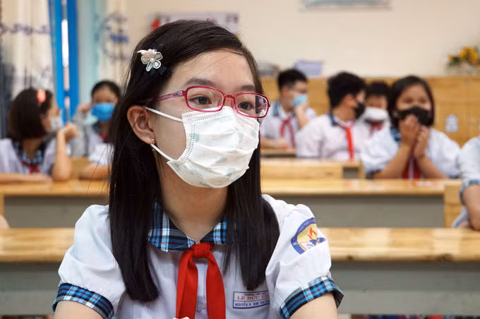 Học sinh lớp 5 trường Tiểu học Lê Đức Thọ trong buổi học tháng 5/2020, sau đợt Covid-19. Ảnh: Mạnh Tùng.