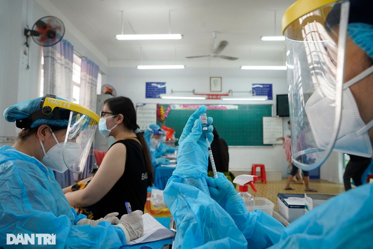 TPHCM mở cửa lại, tiêm 2 mũi vắc xin được ra đường là tin đồn sai sự thật - 1