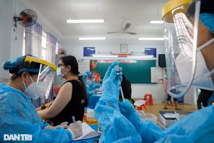 TPHCM mở cửa lại, tiêm 2 mũi vắc xin được ra đường là tin đồn sai sự thật - 1