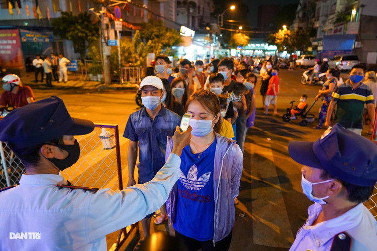 Bí thư Nguyễn Văn Nên: TPHCM sẽ mở cửa dần, không thể mãi giãn cách - 2