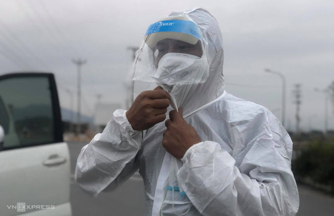 Chuyên gia Viện Vệ sinh dịch tễ Trung ương chuẩn bị lấy mẫu xét nghiệm toàn bộ công nhân nhà máy Poyun ở Chí Linh, Hải Dương, sáng 28/1. Ảnh: Thế Quỳnh.