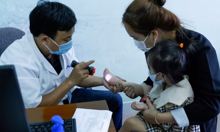 tre em mac tay chan mieng tang dot bien anh 1