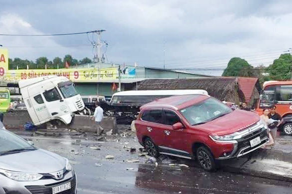 tai nan tren quoc lo 51 anh 1