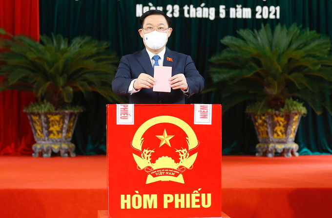 Chủ tịch Quốc hội Vương Đình Huệ bỏ phiếu bầu cử tại Hải Phòng, sáng 23/5. Ảnh: Hoàng Phong