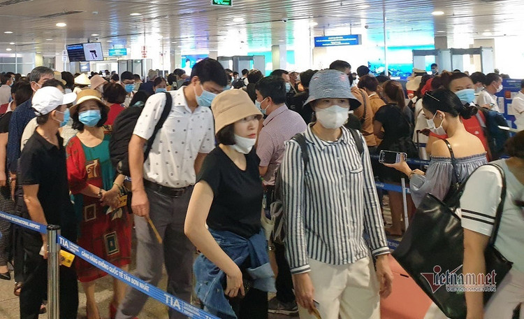 Nghìn người xếp kín đặc tầng 2 khu soi chiếu sân bay Tân Sơn Nhất