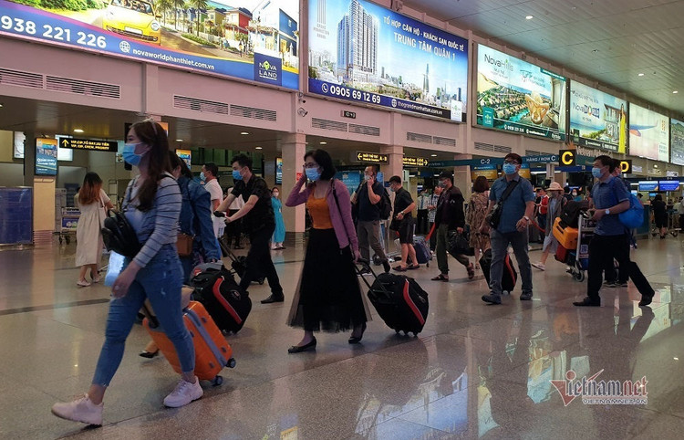 Nghìn người xếp kín đặc tầng 2 khu soi chiếu sân bay Tân Sơn Nhất