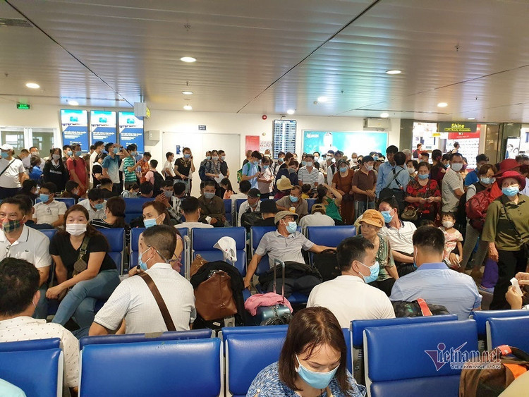 Nghìn người xếp kín đặc tầng 2 khu soi chiếu sân bay Tân Sơn Nhất