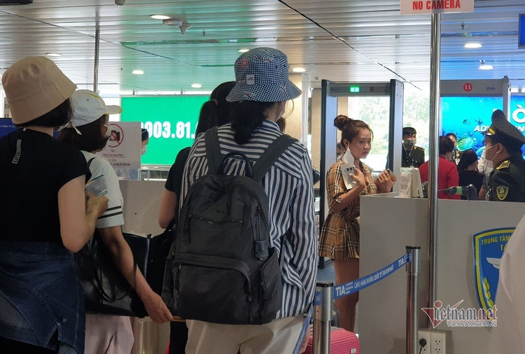 Nghìn người xếp kín đặc tầng 2 khu soi chiếu sân bay Tân Sơn Nhất