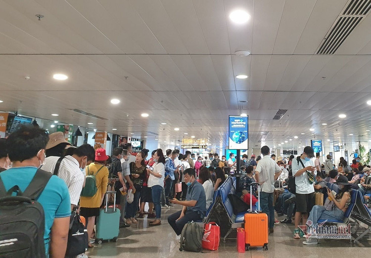 Nghìn người xếp kín đặc tầng 2 khu soi chiếu sân bay Tân Sơn Nhất