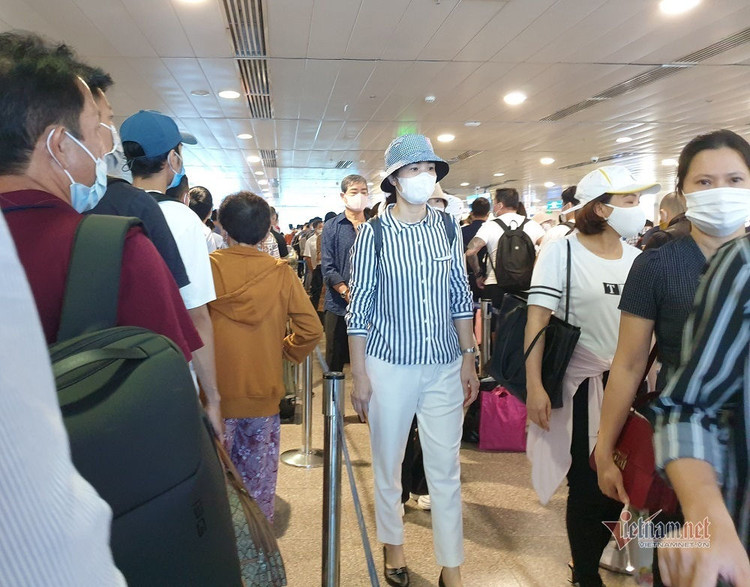 Nghìn người xếp kín đặc tầng 2 khu soi chiếu sân bay Tân Sơn Nhất