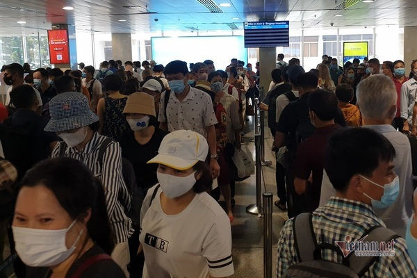 Nghìn người xếp kín đặc tầng 2 khu soi chiếu sân bay Tân Sơn Nhất