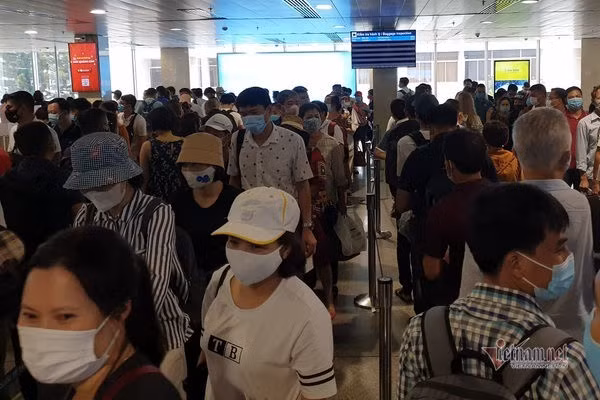 Nghìn người xếp kín đặc tầng 2 khu soi chiếu sân bay Tân Sơn Nhất