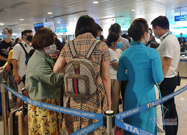 Nghìn người xếp kín đặc tầng 2 khu soi chiếu sân bay Tân Sơn Nhất