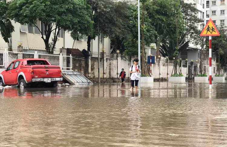 Hà Nội: Hàng loạt ô tô chìm trong dòng nước sau cơn mưa lớn - 8