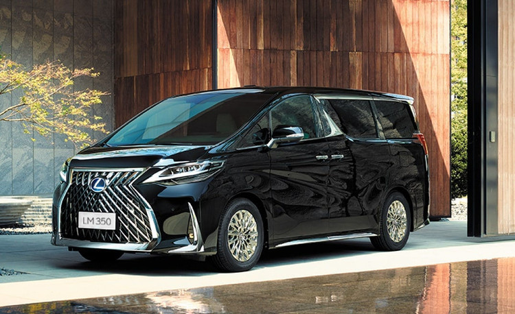 LM350 có phiên bản 4 chỗ ngồi và phiên bản 7 chỗ ngồi, xe được nhập khẩu nguyên chiếc từ Nhật Bản. Ảnh: Lexus
