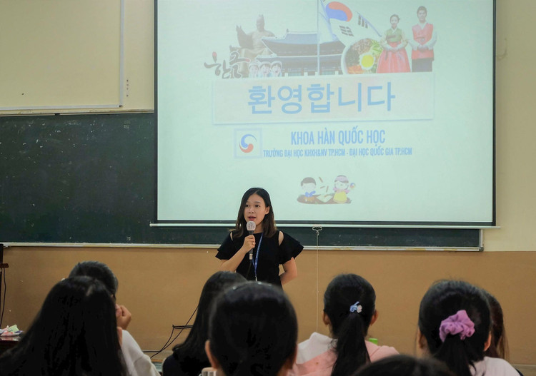 giang vien dong loat nghi viec anh 1