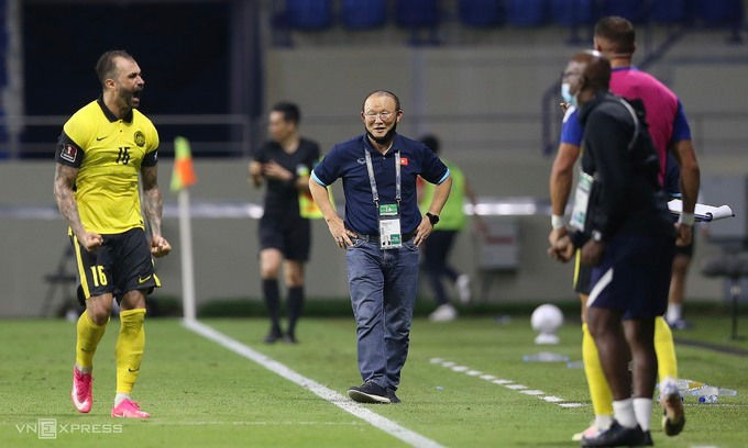 HLV Park Hang-seo tỏ ra bình thản sau khi De Paula gỡ hoà cho Malaysia. Ảnh: Lâm Thoả