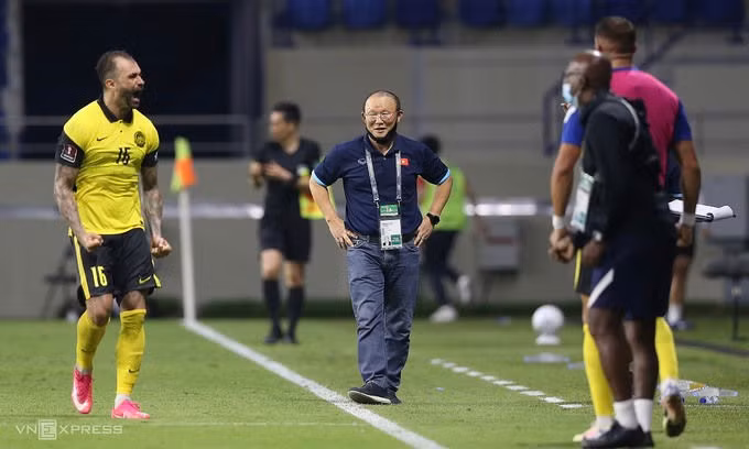 HLV Park Hang-seo tỏ ra bình thản sau khi De Paula gỡ hoà cho Malaysia. Ảnh: Lâm Thoả