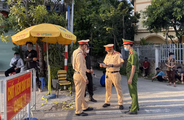 Hà Nội: Muôn kiểu trốn khai báo, trốn cách ly, vận chuyển người trái phép bị phát hiện - Ảnh 2.