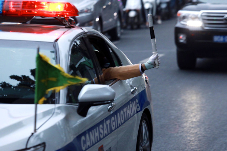 Hàng nghìn cảnh sát dẫn đoàn, phân luồng bảo vệ Đại hội Đảng ảnh 7